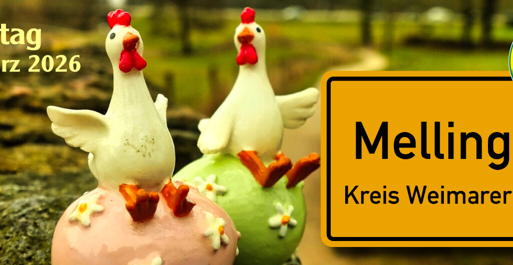 Zwei Hühnerfiguren, die jeweils auf einem bunten Ei sitzen. Eins zeigt mit dem Flügel auf ein Ortsschild vom Mellingen